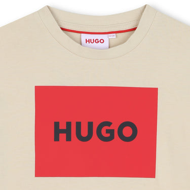 HUGO Playera para niño y adolescente beige logo al frente en colo rojo